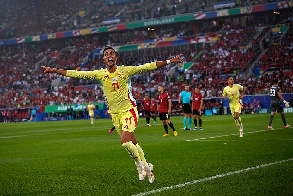 | Photo: AP/Alessandra Tarantino : Spain's Ferran Torres celebrates after scoring a goal